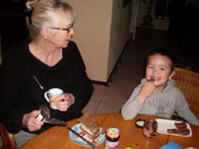 Oma en ik laten ons het ontbijt goed smaken